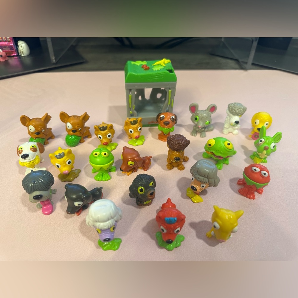 Lot of The Ugglys Pet Shop 23 Animal Figures and Cage